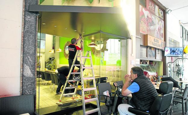 Otro robo a pedradas en una cafetería