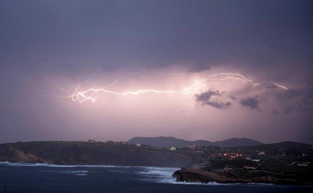 Las tormentas descargaron anoche 496 rayos sobre Cantabria