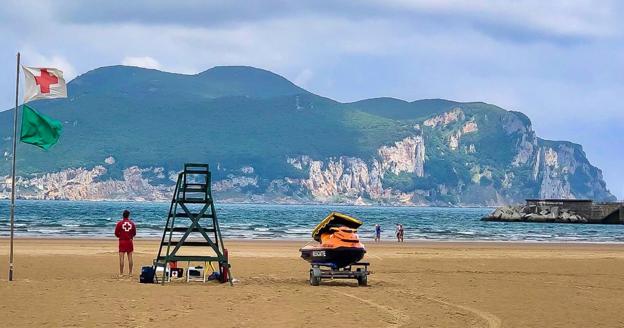 La playa Salvé de Laredo ya cuenta con servicio de vigilancia y socorrismo