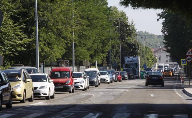 Tráfico lento en Requejada durante el tercer día de corte de la A-67 por el argayo