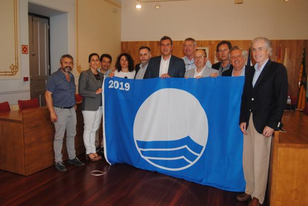 Bandera azul ya ondea en 11 arenales de la región