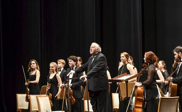 Péter Csaba se pone al frente de la Orquesta de Cuerda del Encuentro