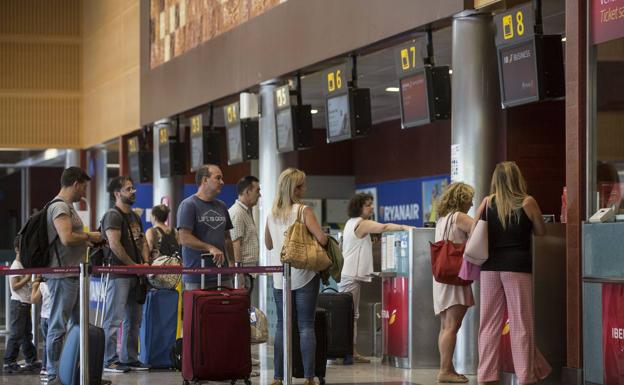 El aeropuerto, más cerca del récord al aumentar un 9% los viajeros hasta junio