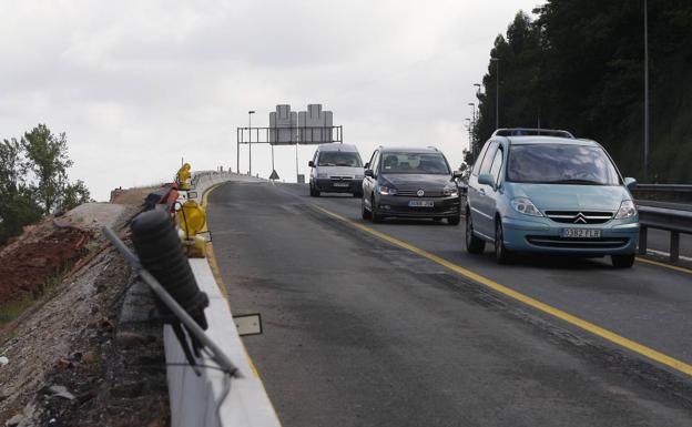 La A-67 recupera la normalidad después de cinco días cortada y un accidente en la A-8 provoca 20 kilómetros de retenciones