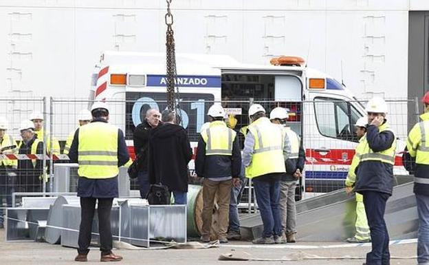 La Audiencia mantiene la imputación de cinco personas por la muerte de un operario durante las obras de Valdecilla