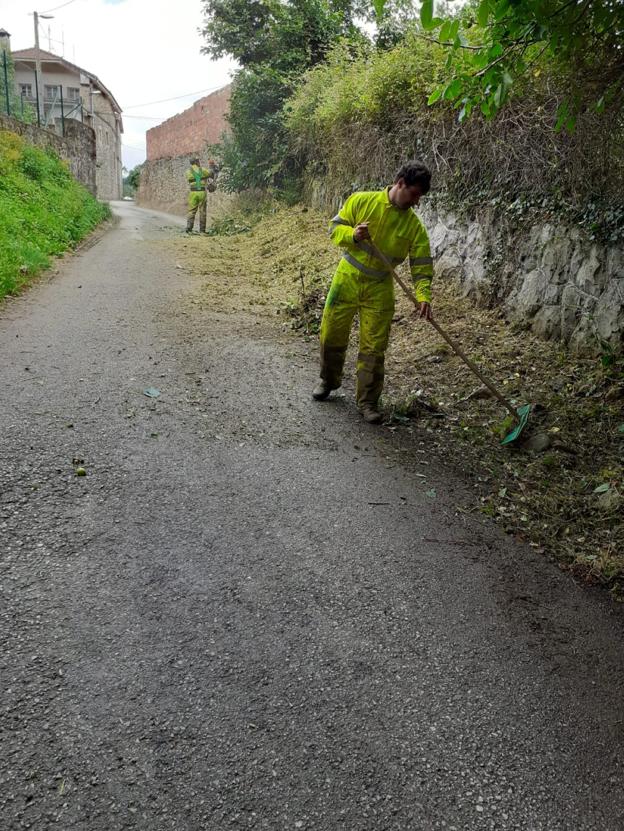 Guriezo trabaja en la puesta a punto de todas sus zonas de recreo y parques