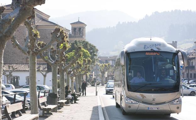 Los sindicatos del transporte de viajeros convocan movilizaciones por «un convenio digno»
