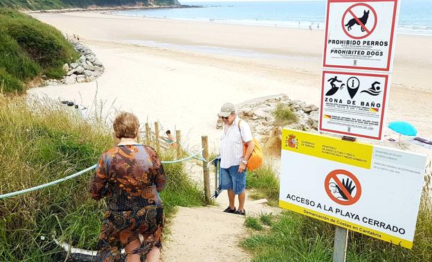 El acceso a la playa del Pájaro Amarillo, cerrado oficialmente todavía en pleno verano