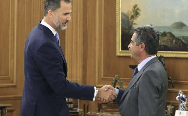 El rey Felipe se reunirá este viernes con Revilla en el Palacio de la Zarzuela