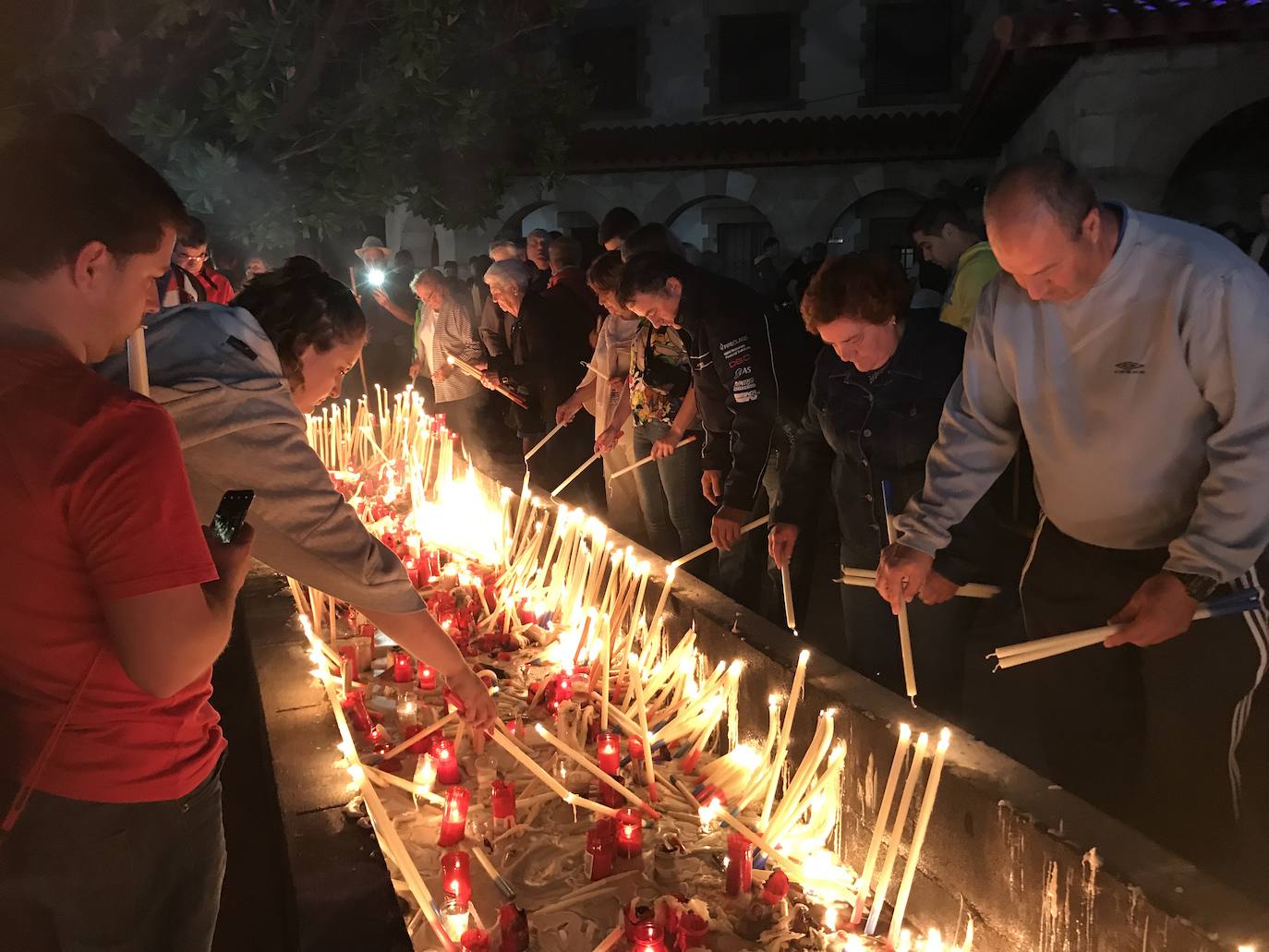 Revilla de Camargo venera a la Virgen del Carmen