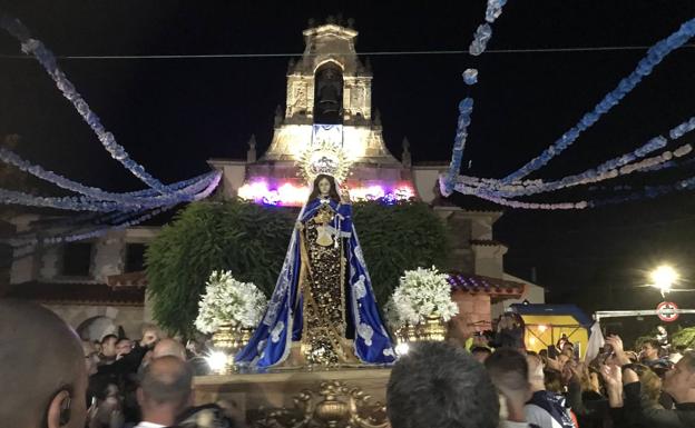 Revilla de Camargo venera a la Virgen del Carmen