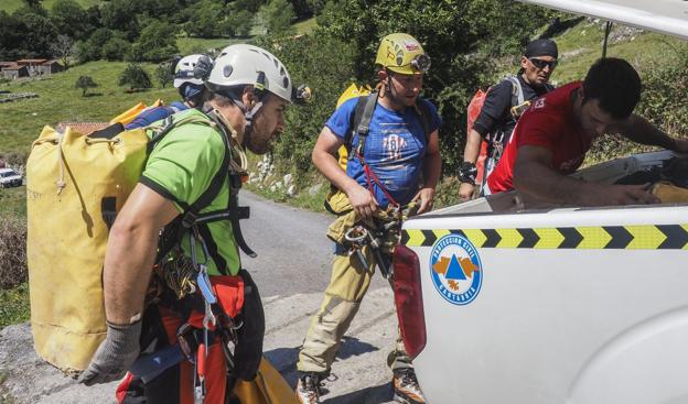 «Los espeleólogos corren riesgos para descubrir cuevas que explotamos todos»