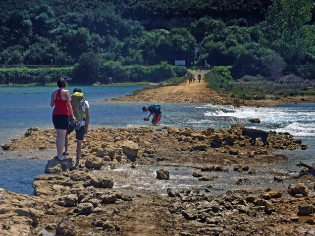 El peligroso camino hasta la playa de la Rabia