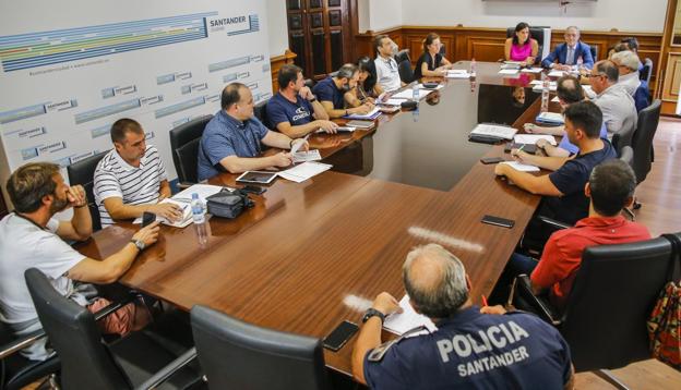 Igual insiste en que cubrirá las vacantes de la Policía, pero la protesta no se desactiva