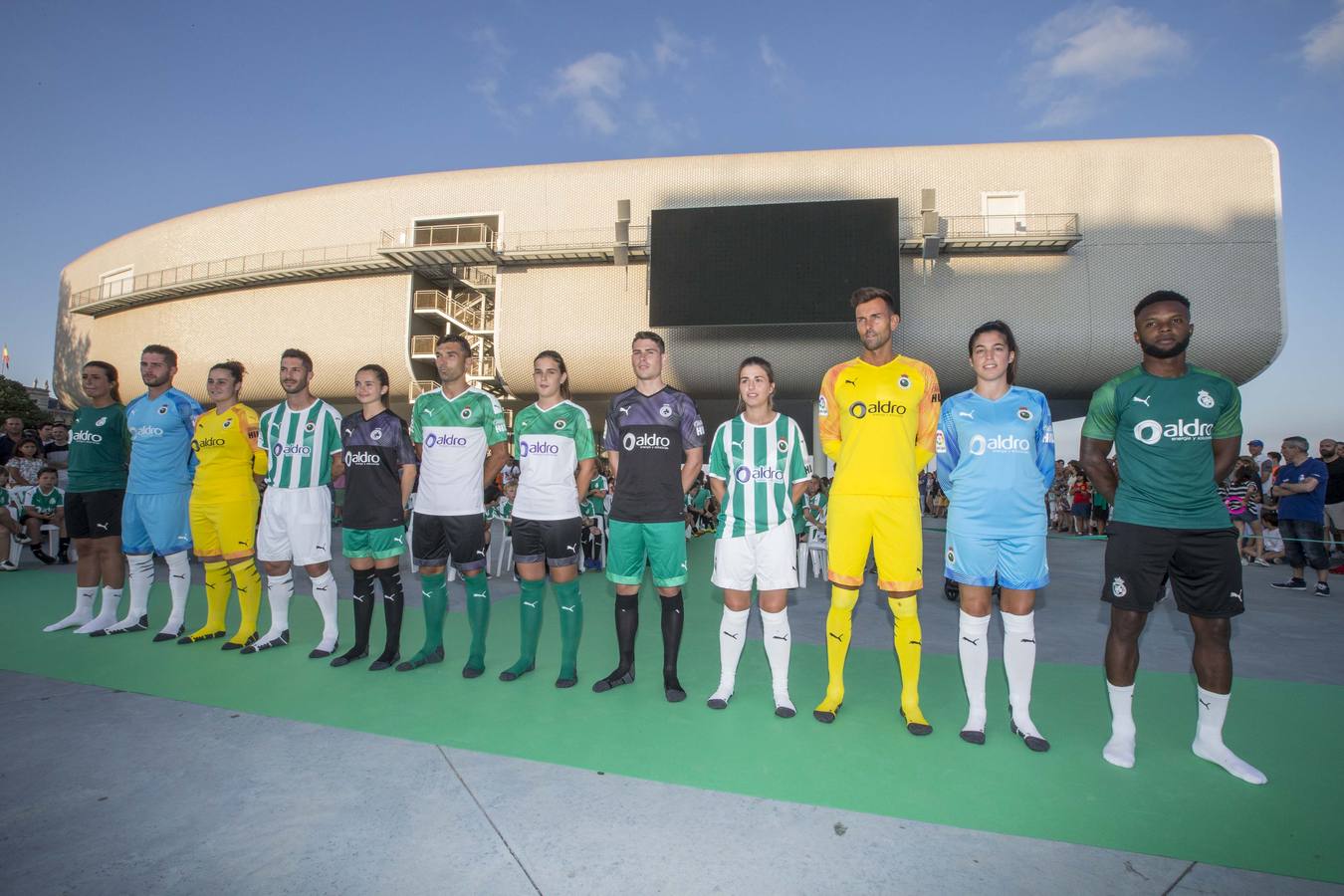 El Racing presenta sus nuevas equipaciones