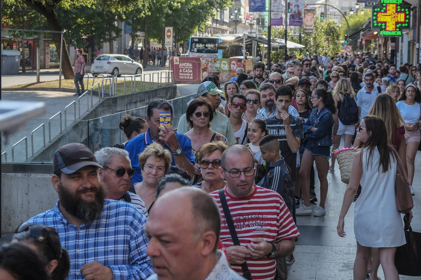 Las calles de Santander se llenan de gente en el arranque de las fiestas