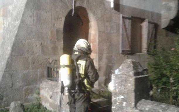 El fuego iniciado en varios colchones provoca un incendio en una casa parroquial de Campoo de Yuso