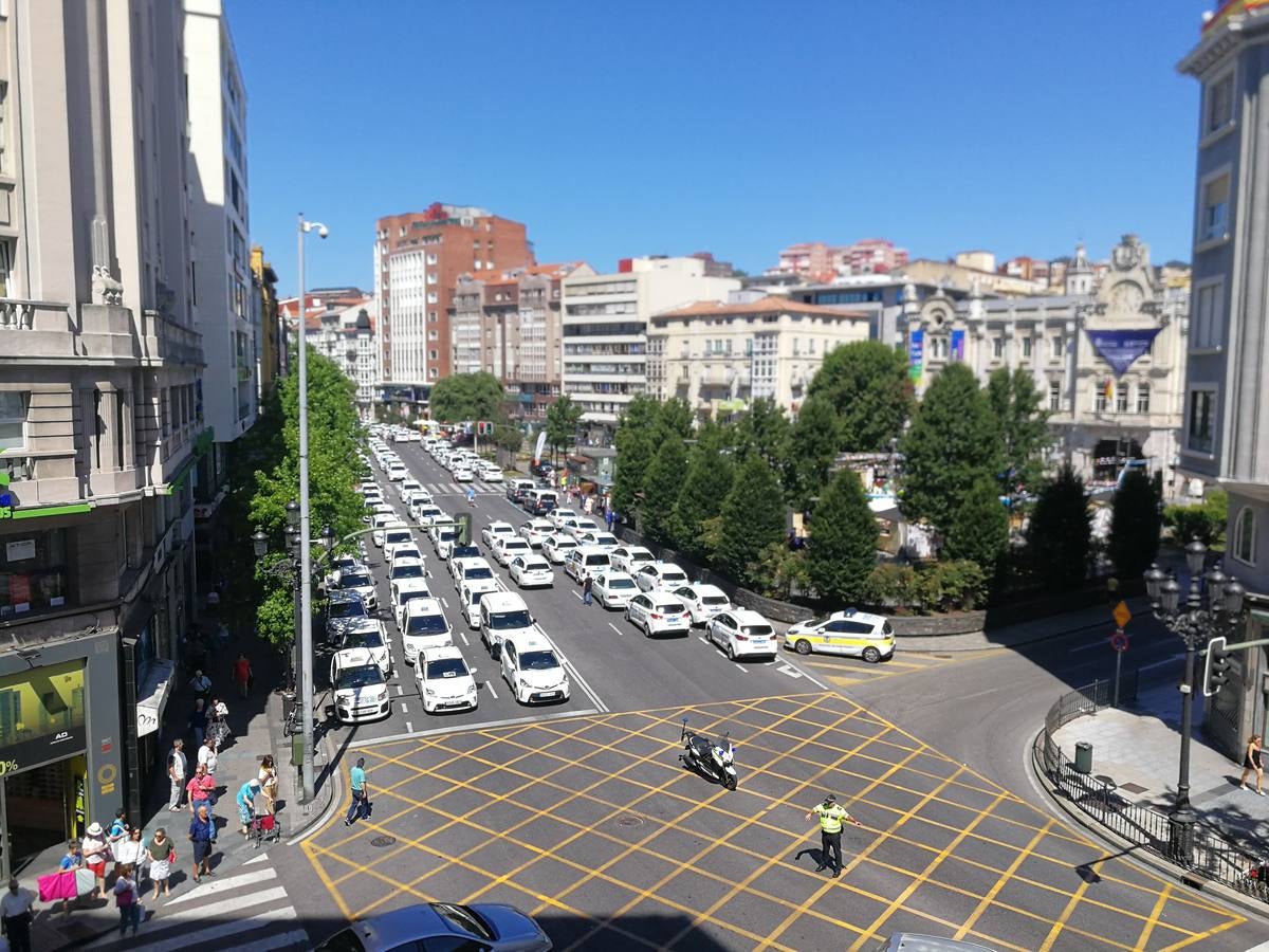 Taxistas y policías cortan el centro de Santander para exigir más agentes en las calles