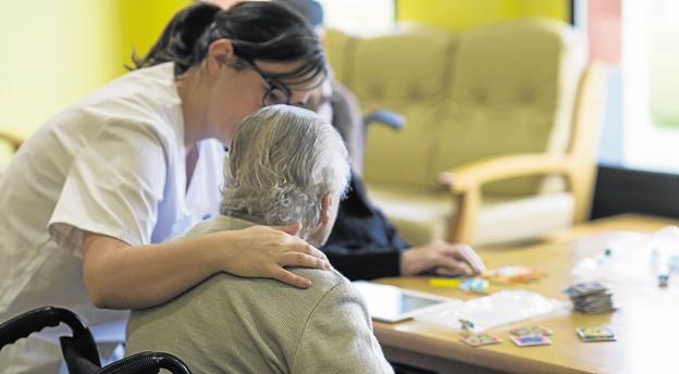 Cantabria necesita 500 plazas para desatascar la lista de espera de las residencias de mayores