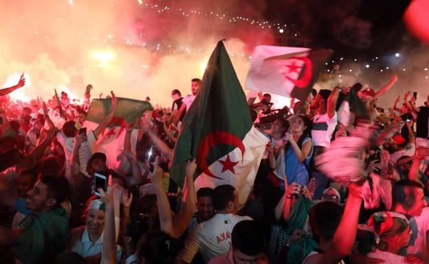 Argelia se echa a la calle para recibir a sus héroes tras la Copa de África