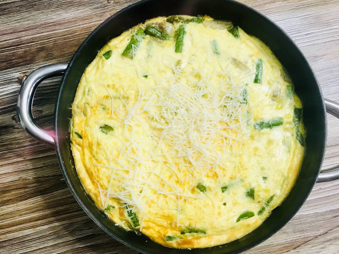 Cocina una tortilla de espárragos trigueros perfecta para la playa