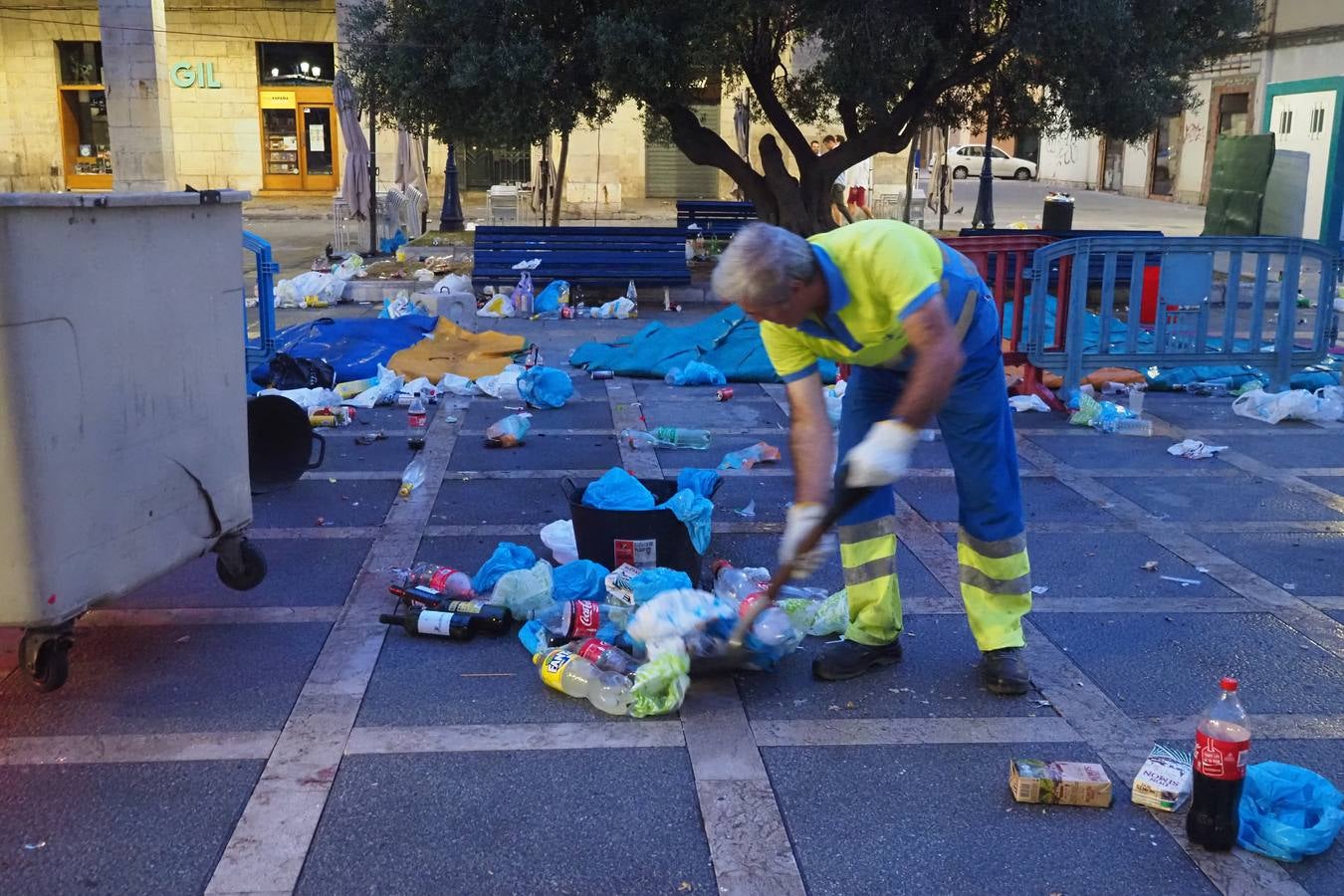 Fiesta de día, basura de noche