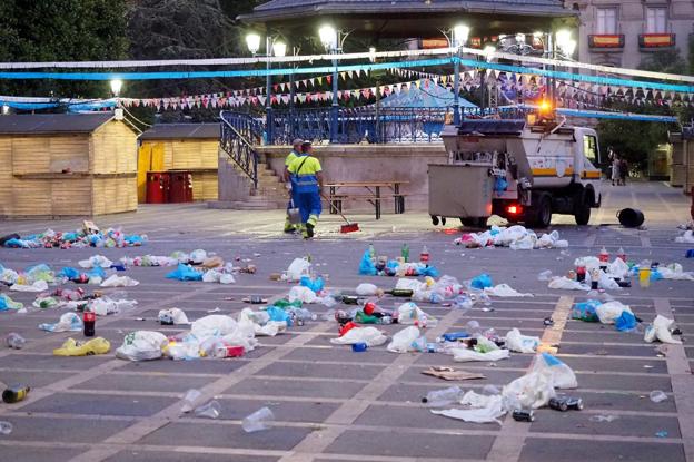 El botellón y la basura de las fiestas se mudan de Cañadío a Pombo