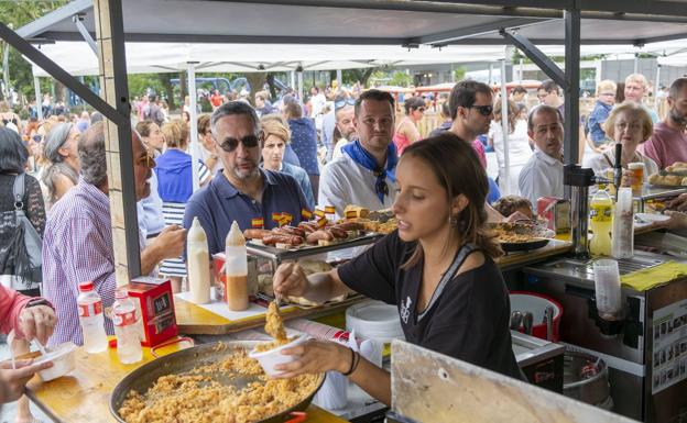 Con el pañuelo puesto: Así se vive la Feria del Día desde dentro