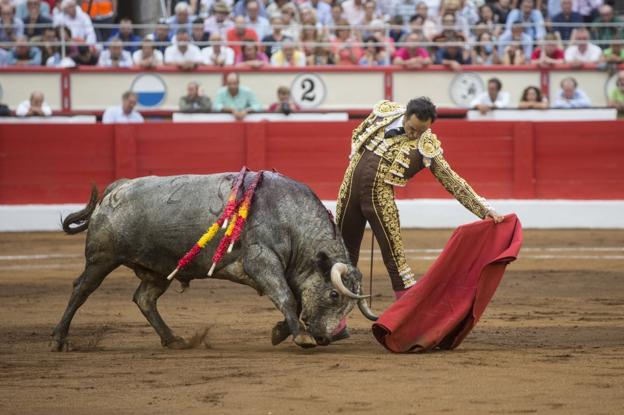 Cariñosa despedida, notable presentación