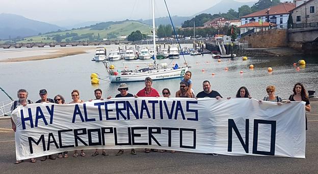 Ecologistas en Acción protesta en San Vicente contra el puerto deportivo