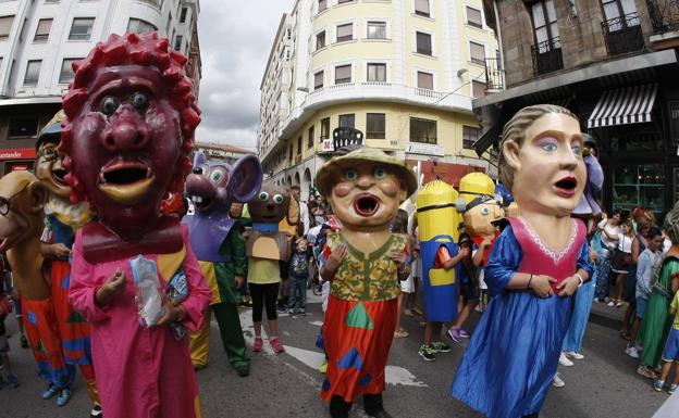 La Gala Floral de Torrelavega incorpora 26 nuevos cabezudos al desfile
