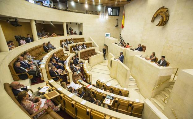 La Pasiega y los trenes a Bilbao y a Madrid, entre los principales retos del Parlamento