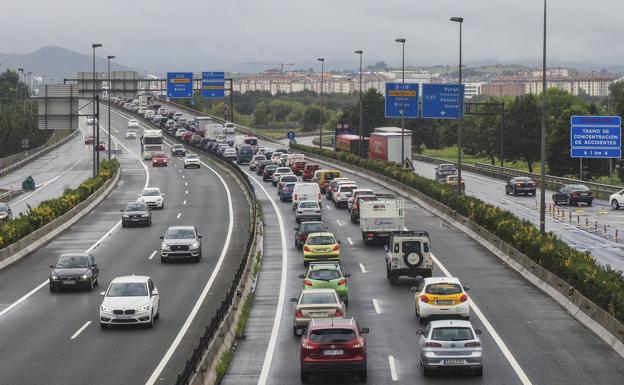 Largas retenciones a la salida de Santander por un accidente a primera hora de la mañana