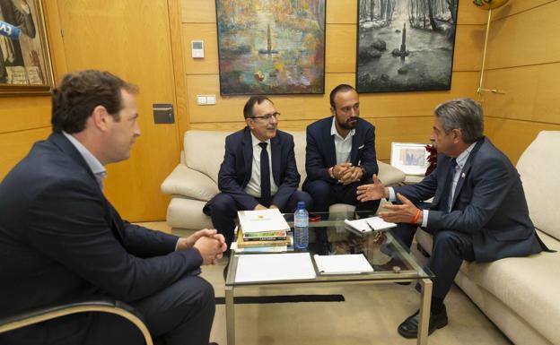 Revilla y López Estrada destacan necesidad de suelo industrial Torrelavega