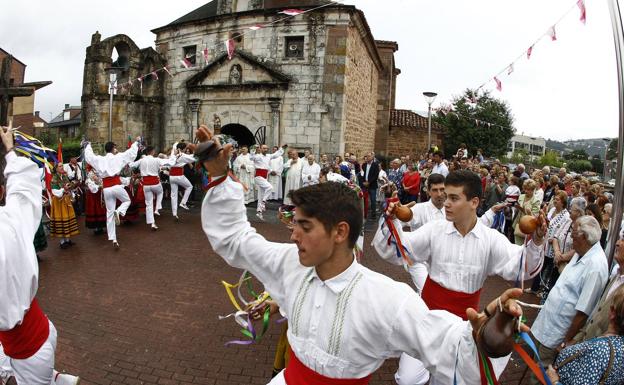 La lluvia no puede con la procesión de Santa Ana en Tanos