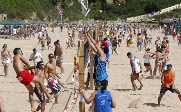 Un millar de jugadores y 140 equipos, en el torneo de voley playa de Suances