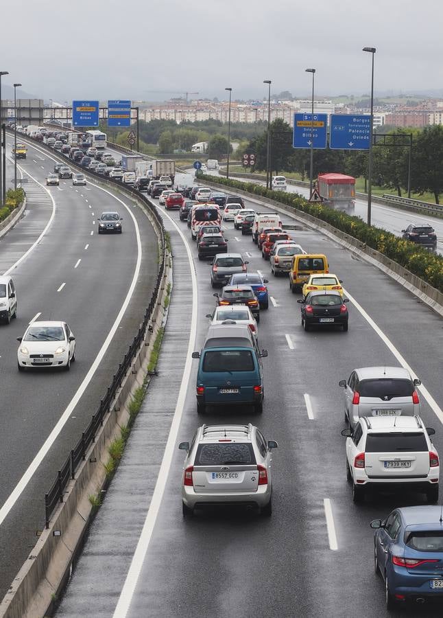 Largas retenciones a la salida de Santander por un accidente