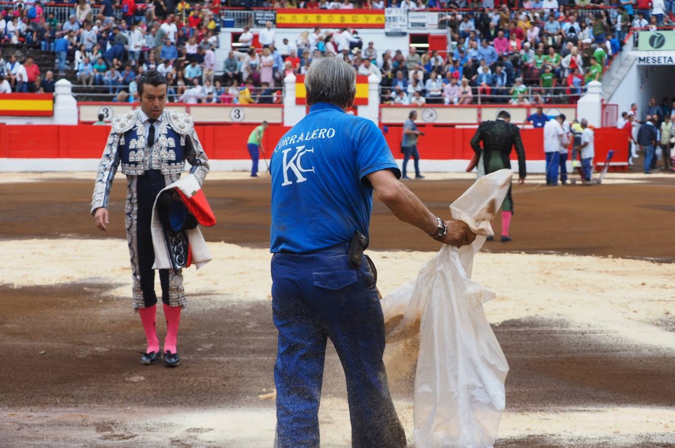 La lluvia se cuela en la feria de Santiago