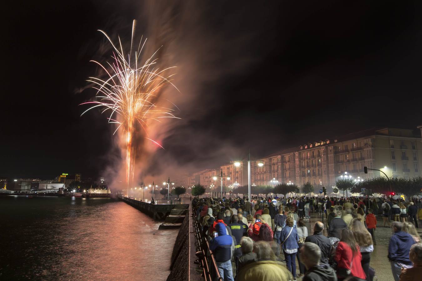 Fuegos envueltos por el agua
