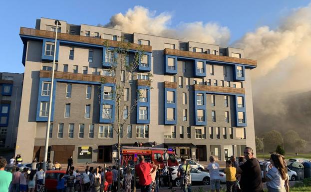 Un incendio en la cocina de un bar obliga a desalojar un bloque de pisos en la calle Tomás y Valiente