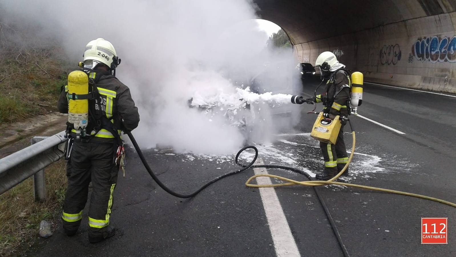 Bomberos del 112 extinguen el incendio de una furgoneta en la A-8 a la altura de Caviedes