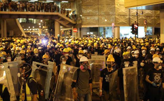 Cientos de manifestantes interrumpen el servicio de trenes de Hong Kong