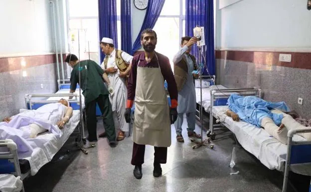 Ascienden a 34 los muertos tras la explosión de una mina al paso de un autobús en Afganistán