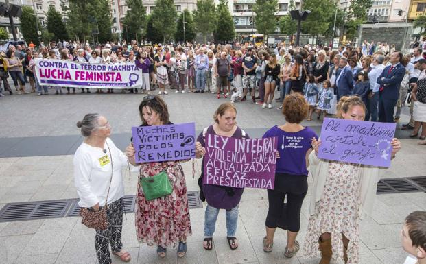 Más de 200 personas claman en Santander contra el «terrorismo machista»