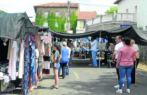 Rasines estrena un mercadillo semanal que solo se hará en verano