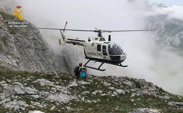 La Guardia Civil rescata a dos montañeros enriscados en los Picos de Europa