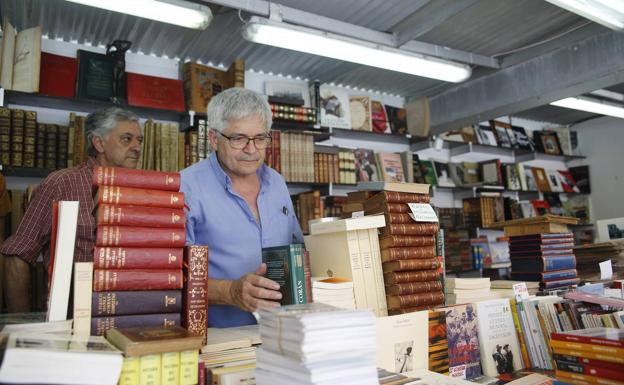 La Feria del Libro Viejo abre en Santander con una mirada a la cartelería comercial de la ciudad