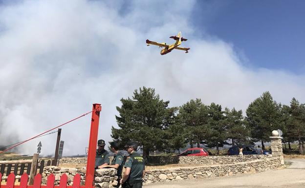 Un incendio en la sierra madrileña se acerca al Parque Nacional de Guadarrama