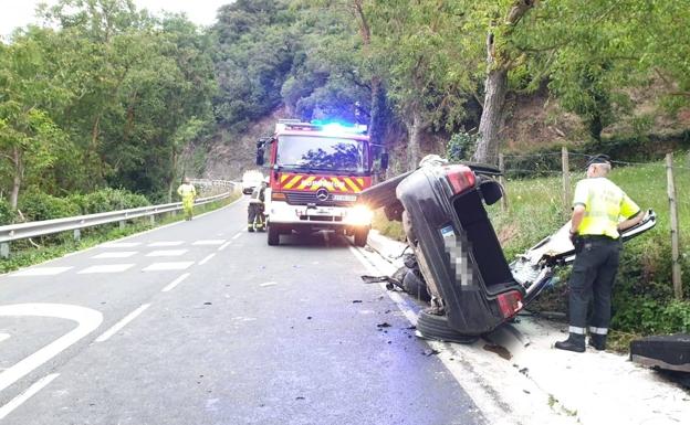 Rescatados cinco jóvenes cuyo vehículo volcó en Valmeo