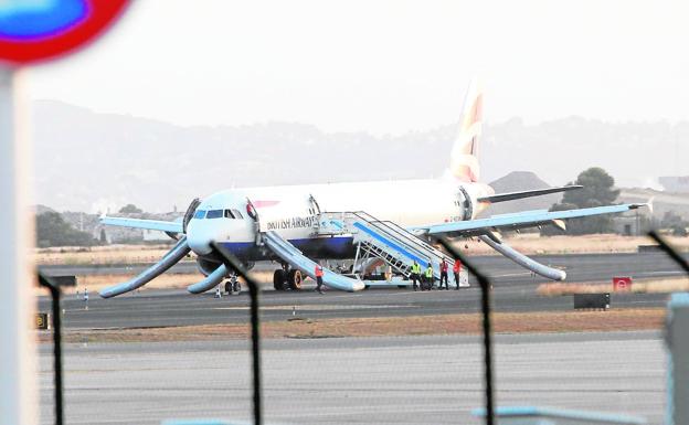 Diecinueve heridos durante el aterrizaje de avión con fuego en uno de los motores en Valencia